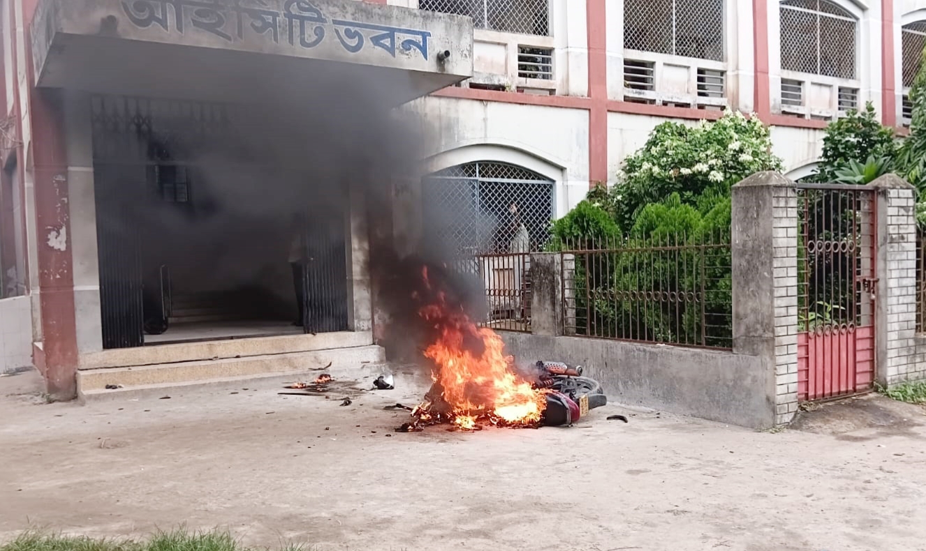 রাণীনগরে কলেজে যোগদান করতে গিয়ে বিক্ষুব্ধ জনতার হাতে মারধরের শিকার অধ্যক্ষ