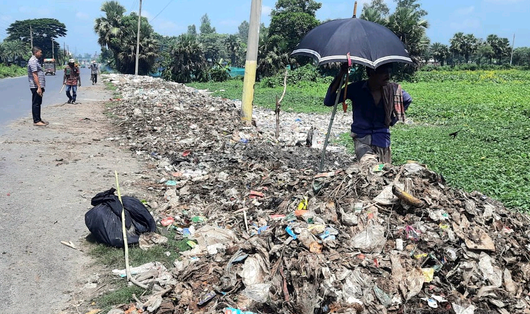 আদমদীঘির ময়লা-আবর্জনা সান্তাহার পৌর শহরে ফেলার অভিযোগ এসিল্যান্ডের বিরুদ্ধে