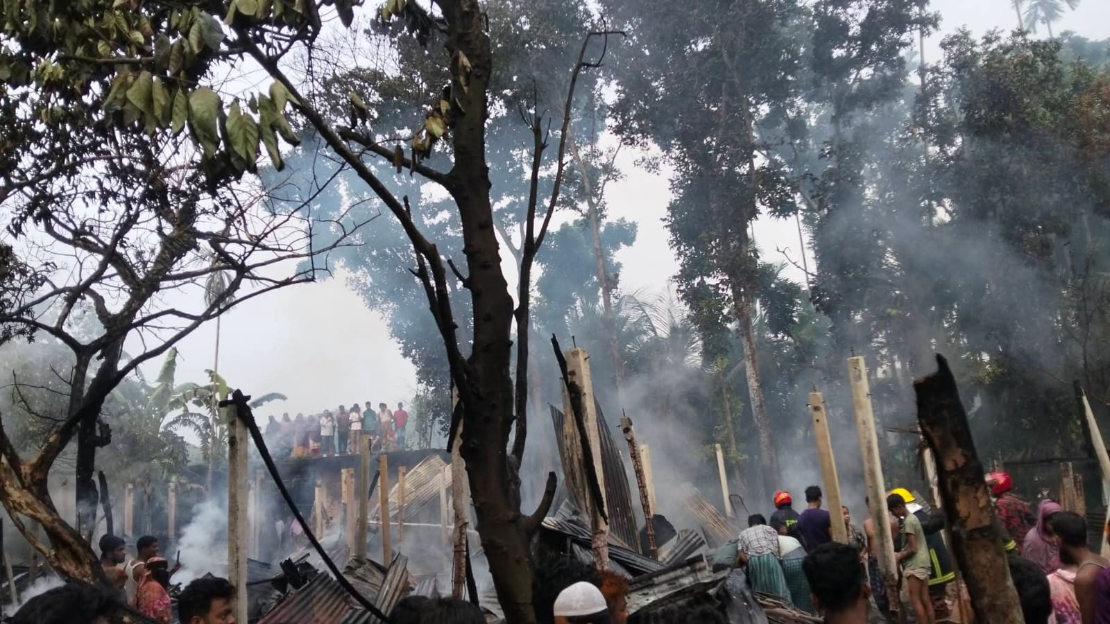 রায়পুরে আগুনের লেলিহান শিখায় পুড়ল ১১ বসতঘর, গণপিটুনির শিকার অভিযুক্ত
