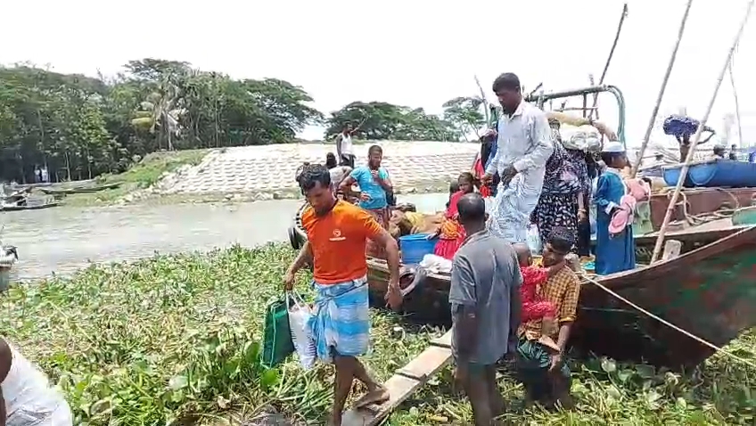 মাতাব্বার হাট ঘাটে ইজারার শর্ত উপেক্ষা করে ঝুঁকিপূর্ণ পারাপার