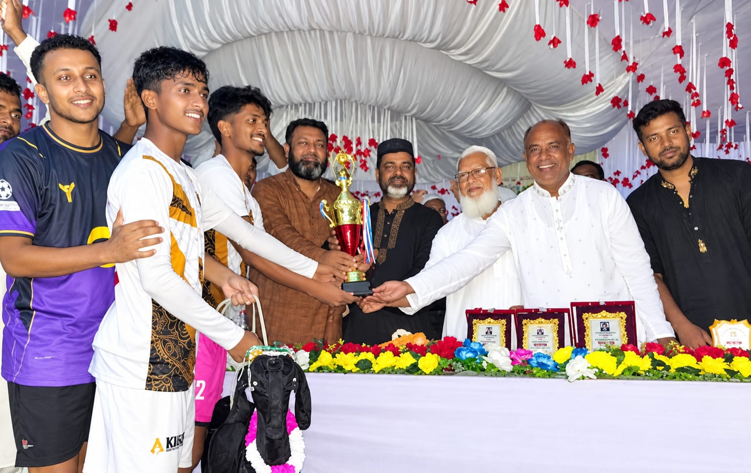 সান্তাহারে ফোর এইচ ক্লাবের ফুটবল টুর্নামেন্টের ফাইনাল অনুষ্ঠিত