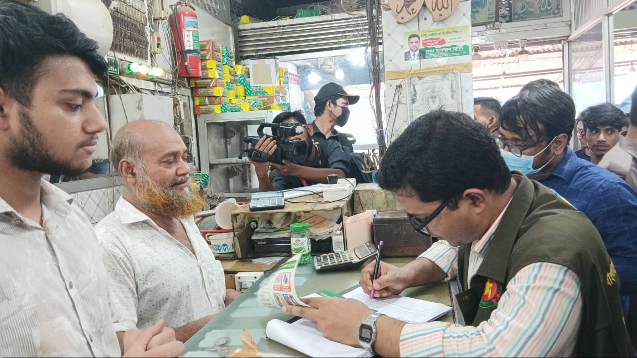 লক্ষ্মীপুরে খাবার হোটেলে অভিযান, ৩ প্রতিষ্ঠানে ১০ লাখ ২০ হাজার টাকা জরিমানা