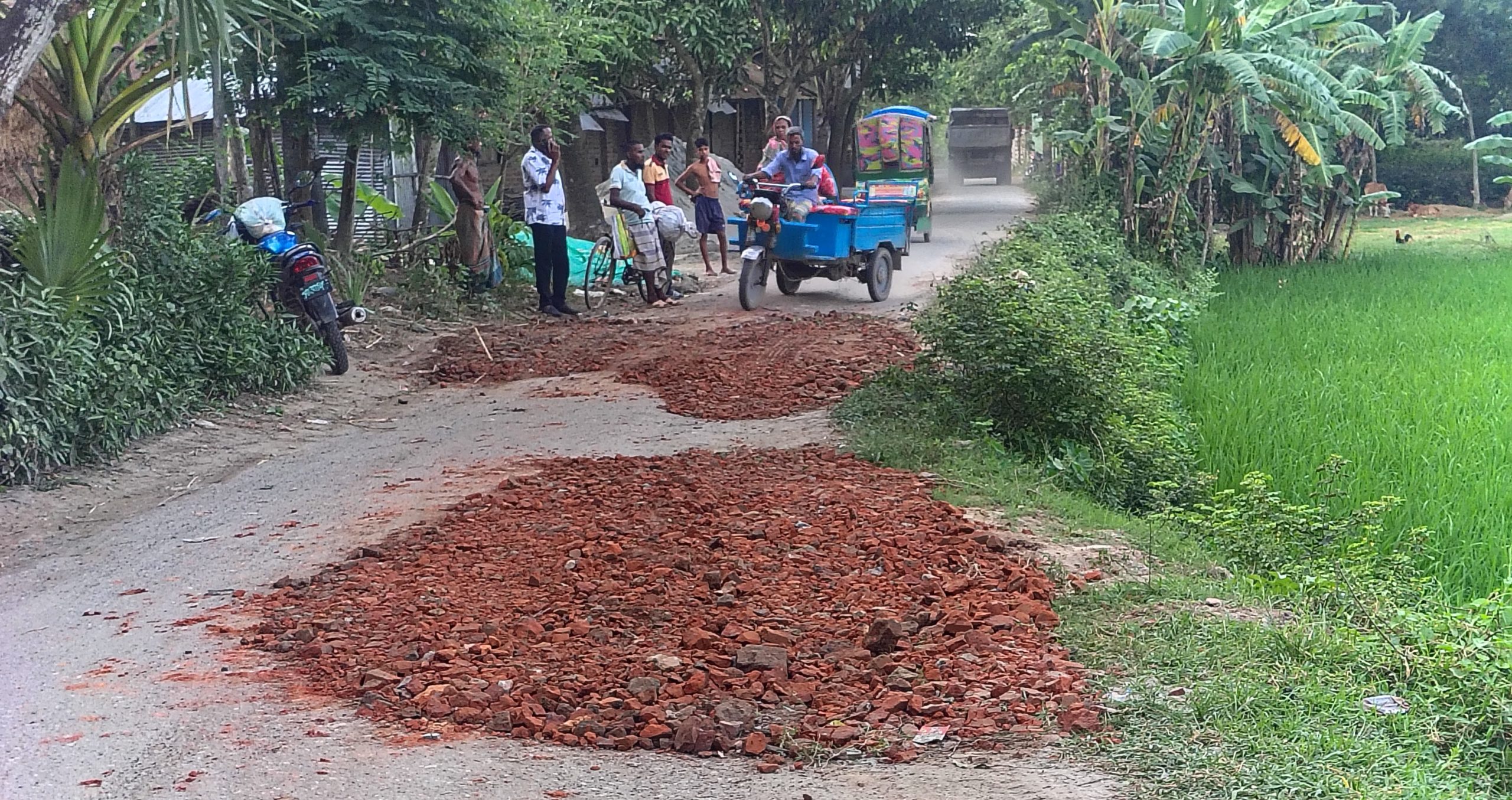 দুর্গাপুরে সড়কের গর্ত ভরাটে এগিয়ে এলেন মোমেনুর রহমান