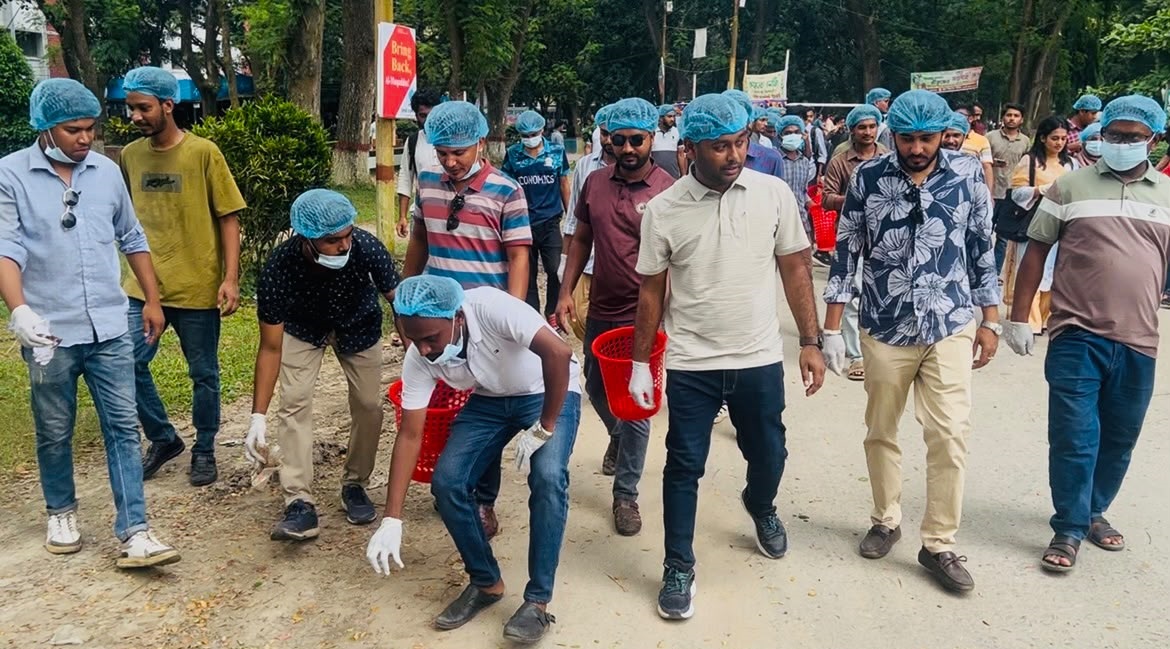 ডেঙ্গু প্রতিরোধে পরিচ্ছন্নতা অভিযানে ইবি ছাত্রদল