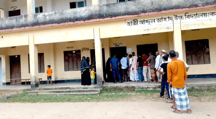 উৎসবমুখর পরিবেশে হাজী আব্দুল আহাদ উচ্চ বিদ্যালয় ও কলেজের গভর্নিং বডির নির্বাচন