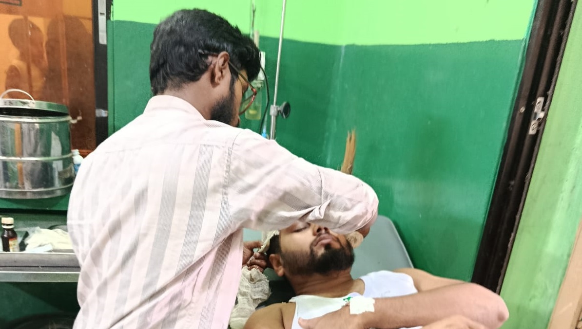 পূর্ব বিরোধের জেরে বসতবাড়িতে হামলা, রক্তাক্ত যুবক