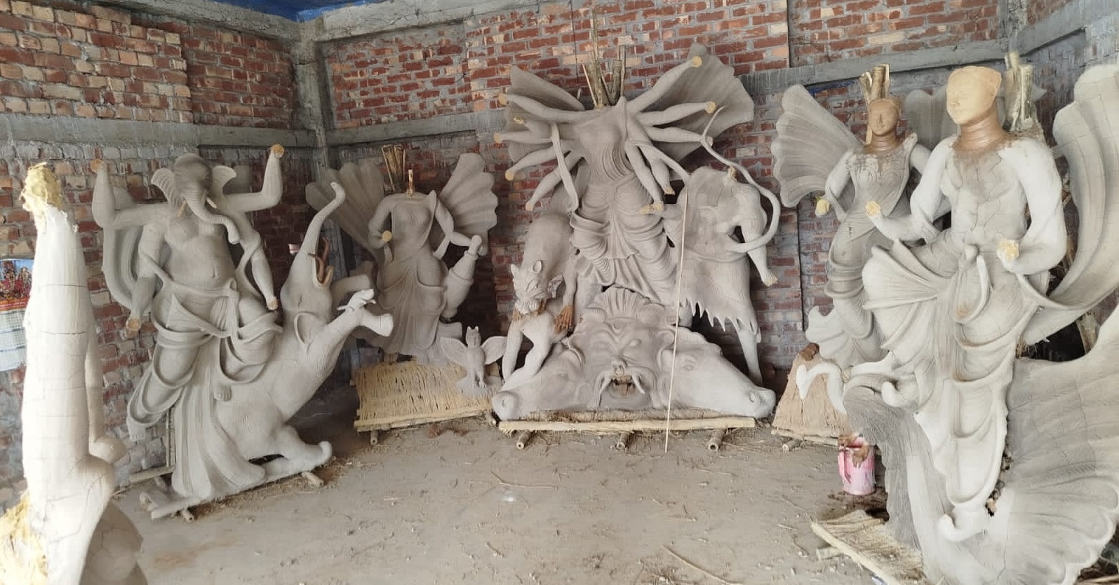 ঘোড়াঘাটে ৩৬ পূজা মণ্ডপে দুর্গোৎসব, শেষ মুহূর্তের প্রস্তুতিতে ব্যস্ত প্রতিমাশিল্পীরা