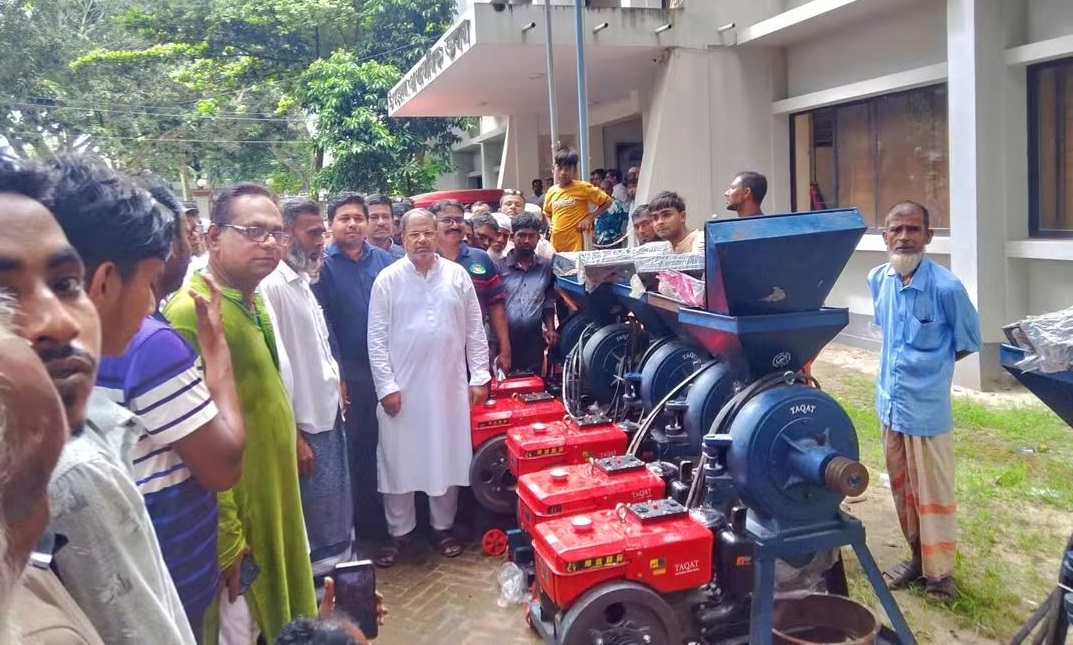 সিংড়ায় আটা মিল ও ট্রাইসাইকেল বিতরণ