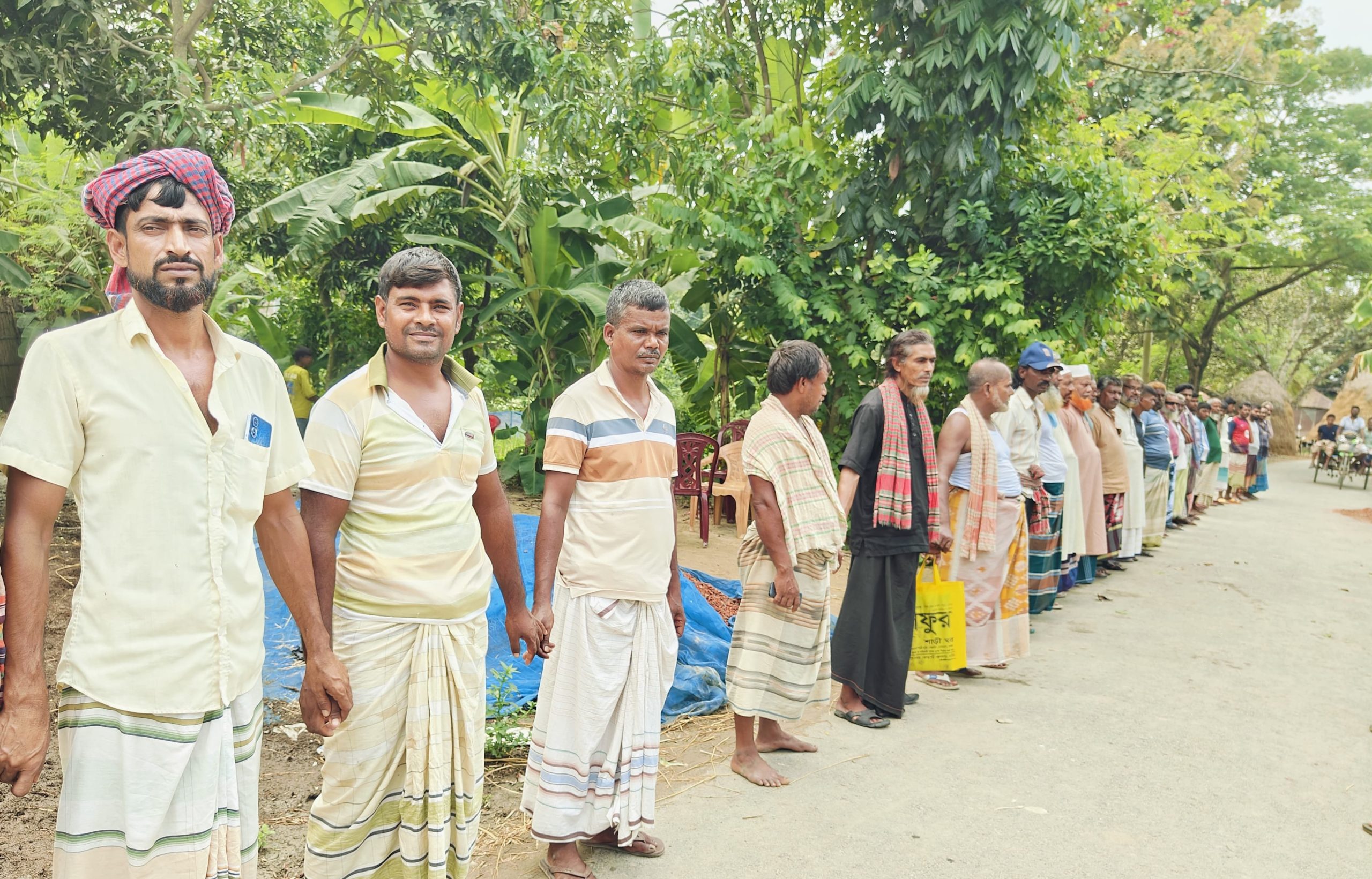 সিংড়ায় অসহায় পরিবারের নিরাপত্তা ও মামলা প্রত্যাহারের দাবিতে মানববন্ধন