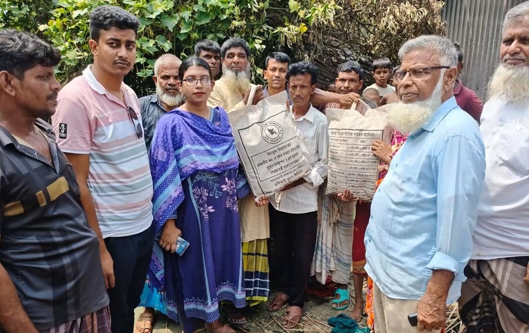 সিংড়ায় অগ্নিকাণ্ডে ক্ষতিগ্রস্ত প্রতিবন্ধী সবুজের পাশে উপজেলা প্রশাসন