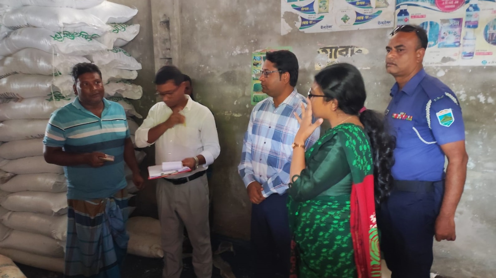 সিংড়ায় সার বিক্রয়ে অনিয়মে ব্যবসায়িকে জরিমানা