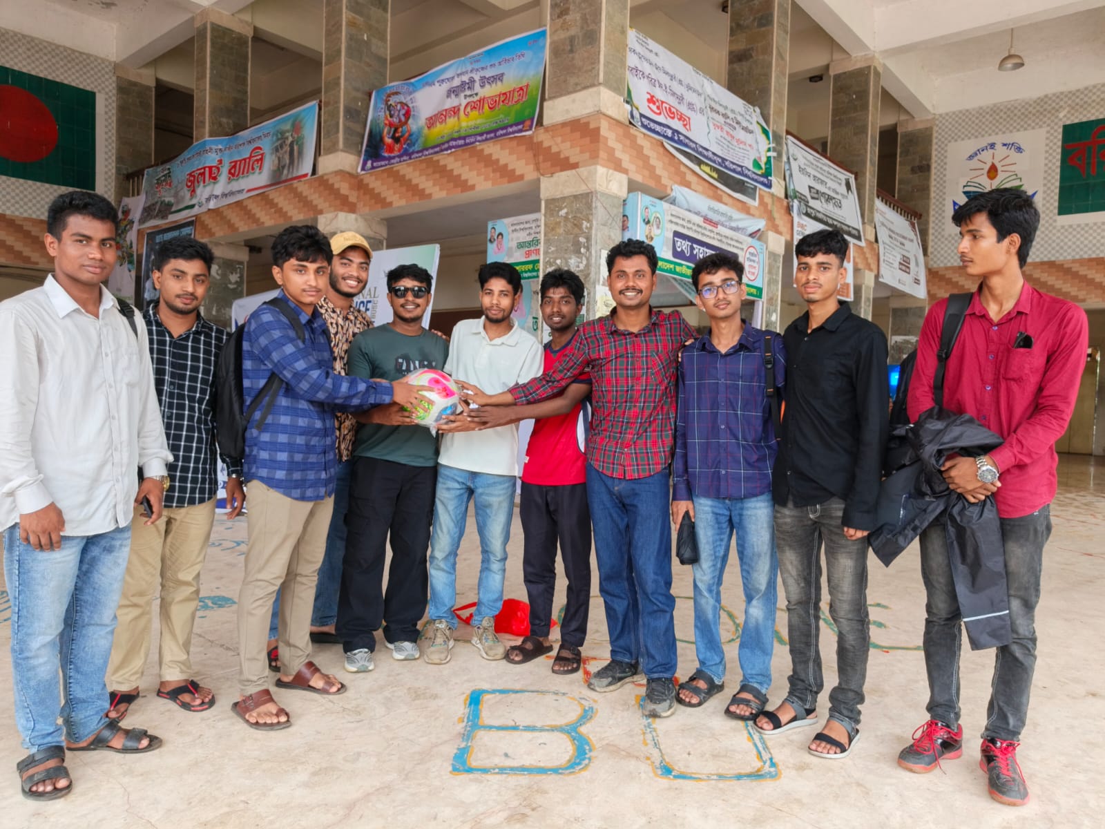 ববি ছাত্রদলের উদ্যোগে শিক্ষার্থীদের মাঝে ফুটবল বিতরণ