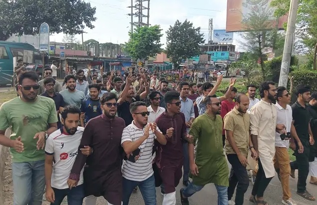 সন্ত্রাসী কায়দায় দুই নেতাকে মারধরের প্রতিবাদে ববি ছাত্রদলের বিক্ষোভ মিছিল