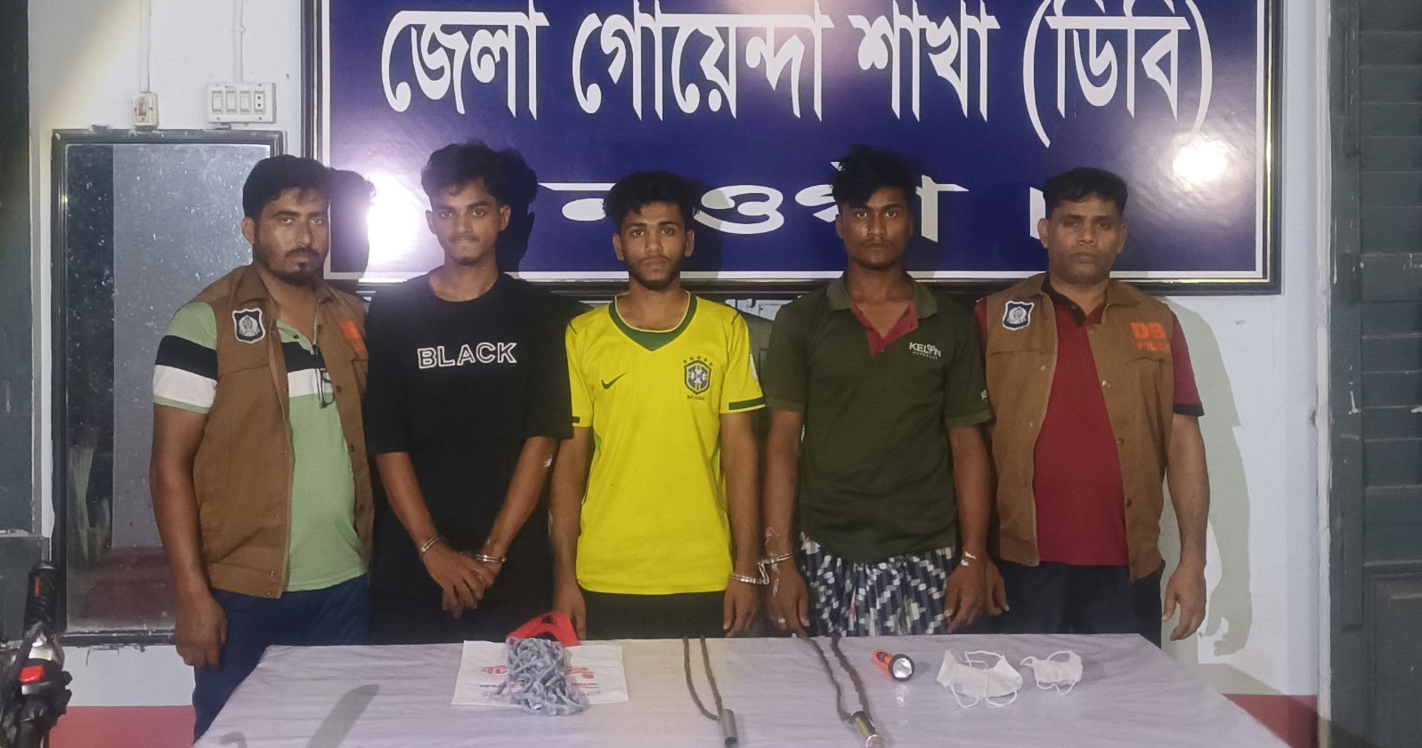 দড়ি ফেলে ছিনতাইয়ের প্রস্তুতি, ডিবির হানায় তিনজন আটক
