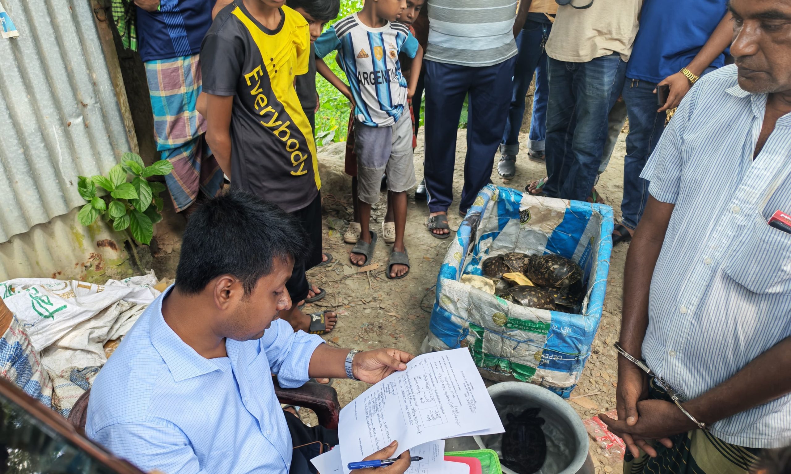 আগৈলঝাড়ায় কচ্ছপ ব্যবসায়ী আটক, ভ্রাম্যমাণ আদালতে ৩ মাসের জেল