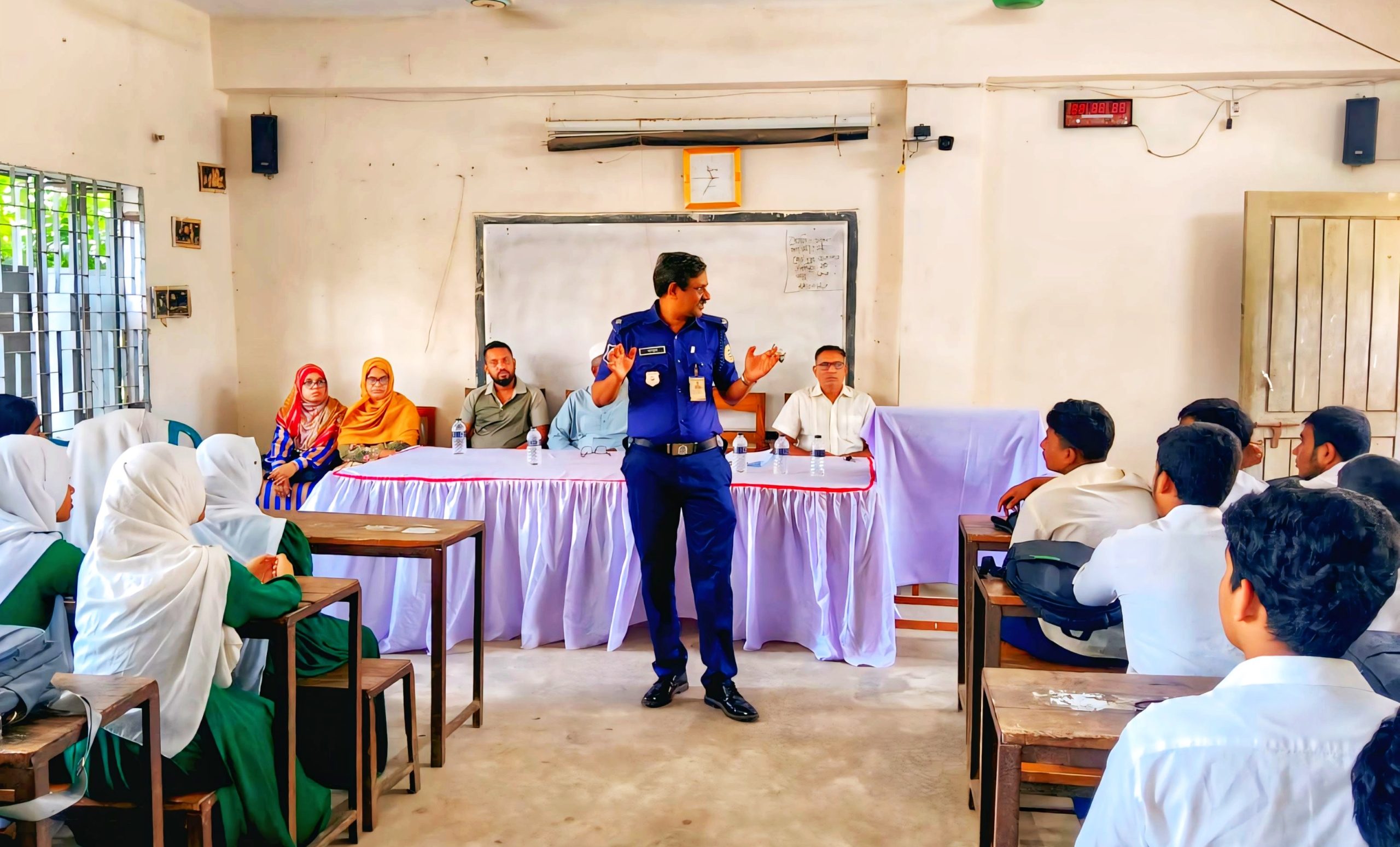 সরকারি গৈলা মডেল মাধ্যমিক বিদ্যালয়ে জনসচেতনামূলক দিকনির্দেশনা দেন ওসি মাসুদ খান