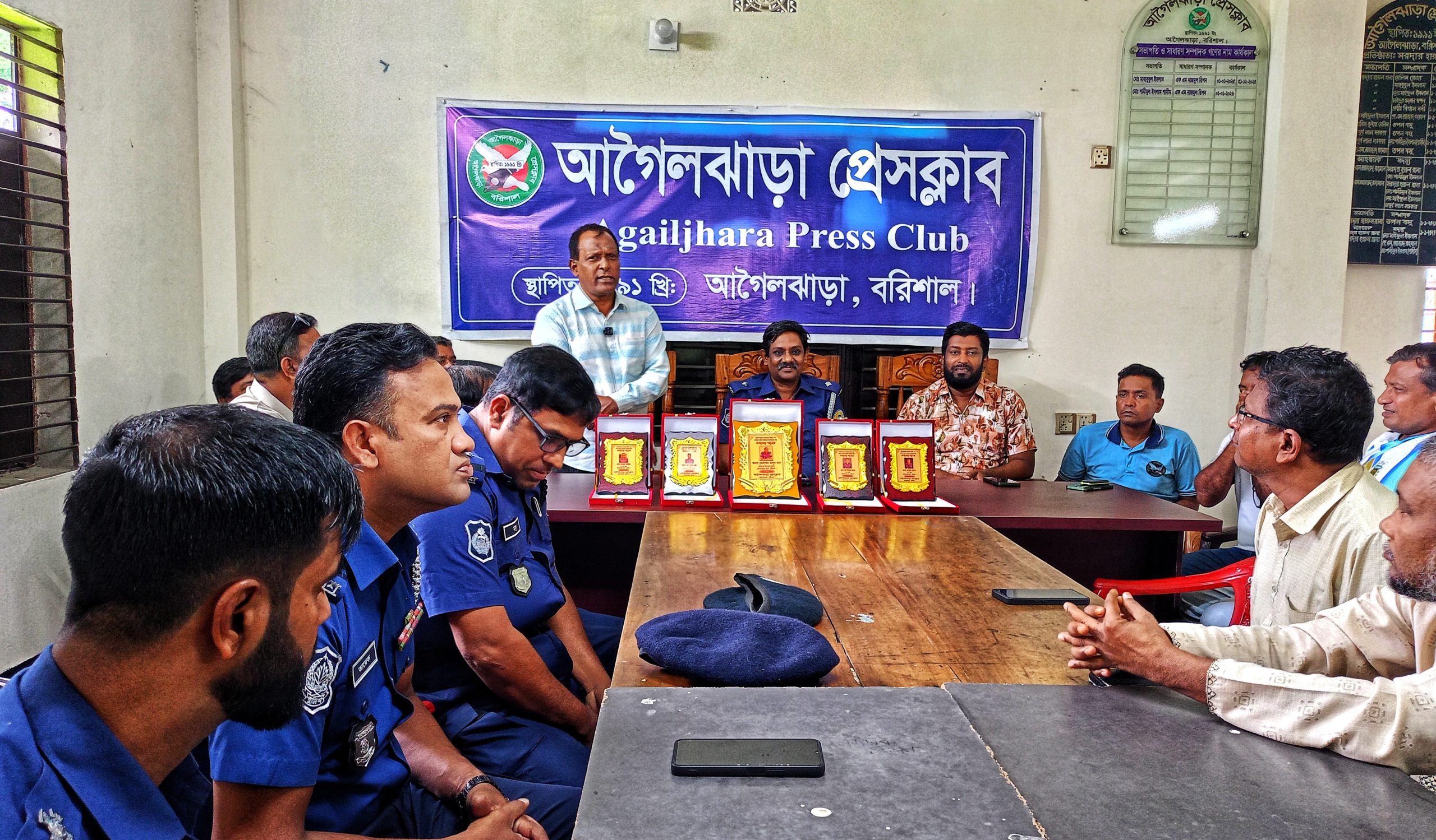 মাদকবিরোধী অপরাধ দমনে সফলতায়, আগৈলঝাড়া পুলিশ কর্মকর্তাদের সম্মাননা দিলো প্রেসক্লাব