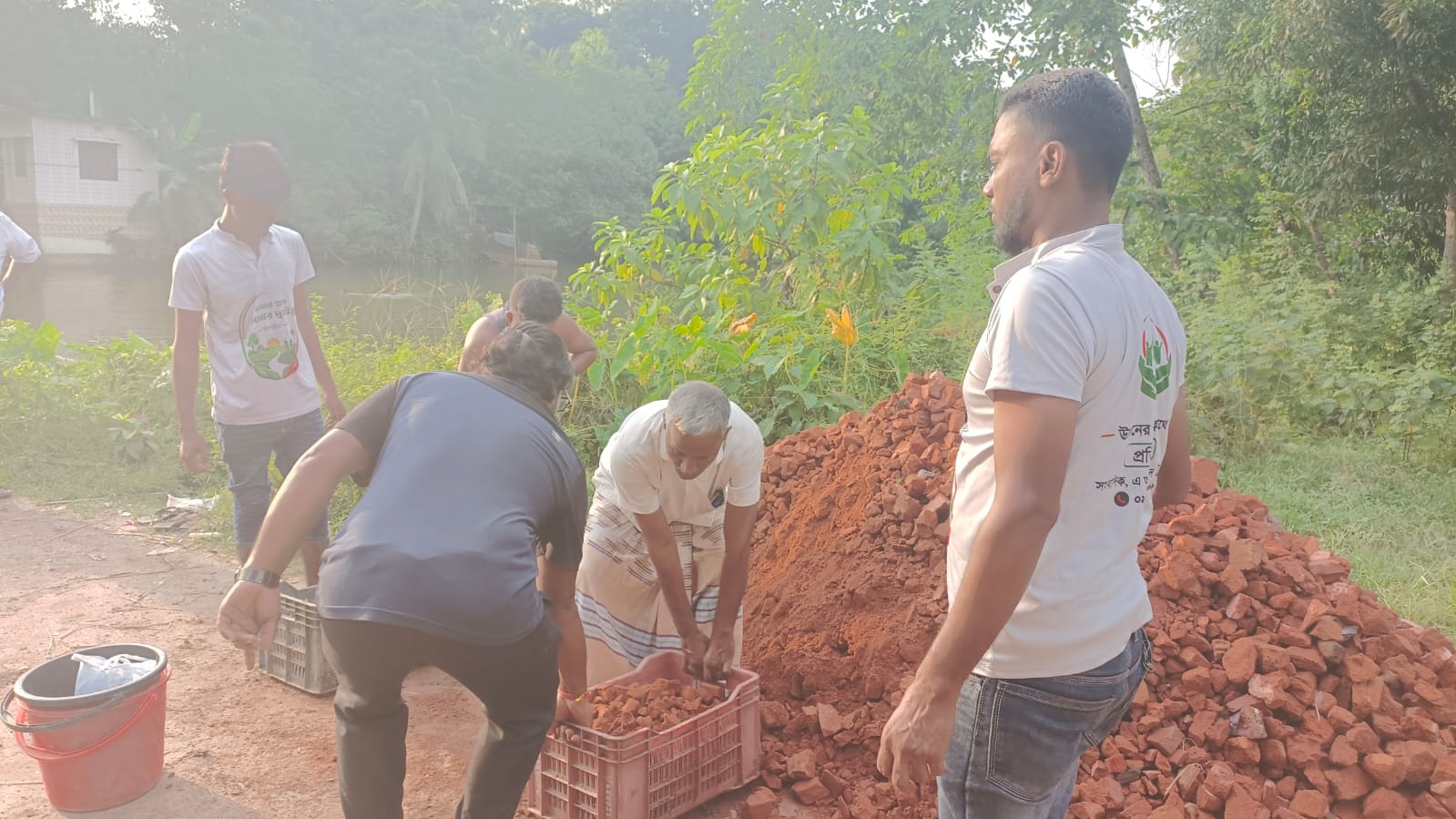 দেবিদ্বারে ‘আমার গ্রাম আমার দায়িত্ব’ সংগঠনের উদ্যোগে রাস্তা সংস্কার