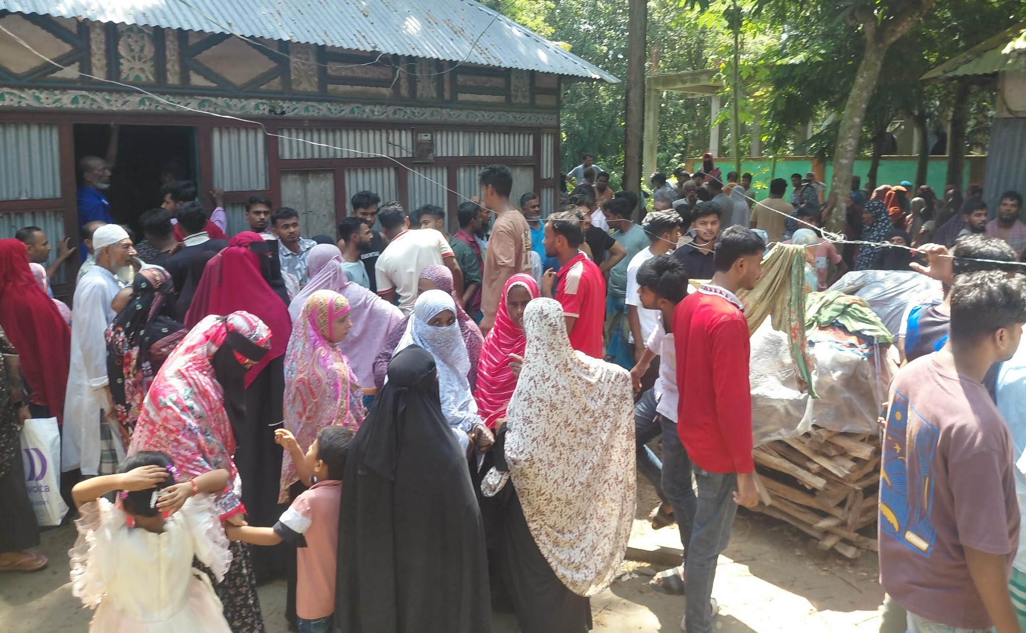 দেবিদ্বারে মাকে কুপিয়ে ও ভাতিজিকে আছড়ে হত্যার অভিযোগ, যুবক আটক