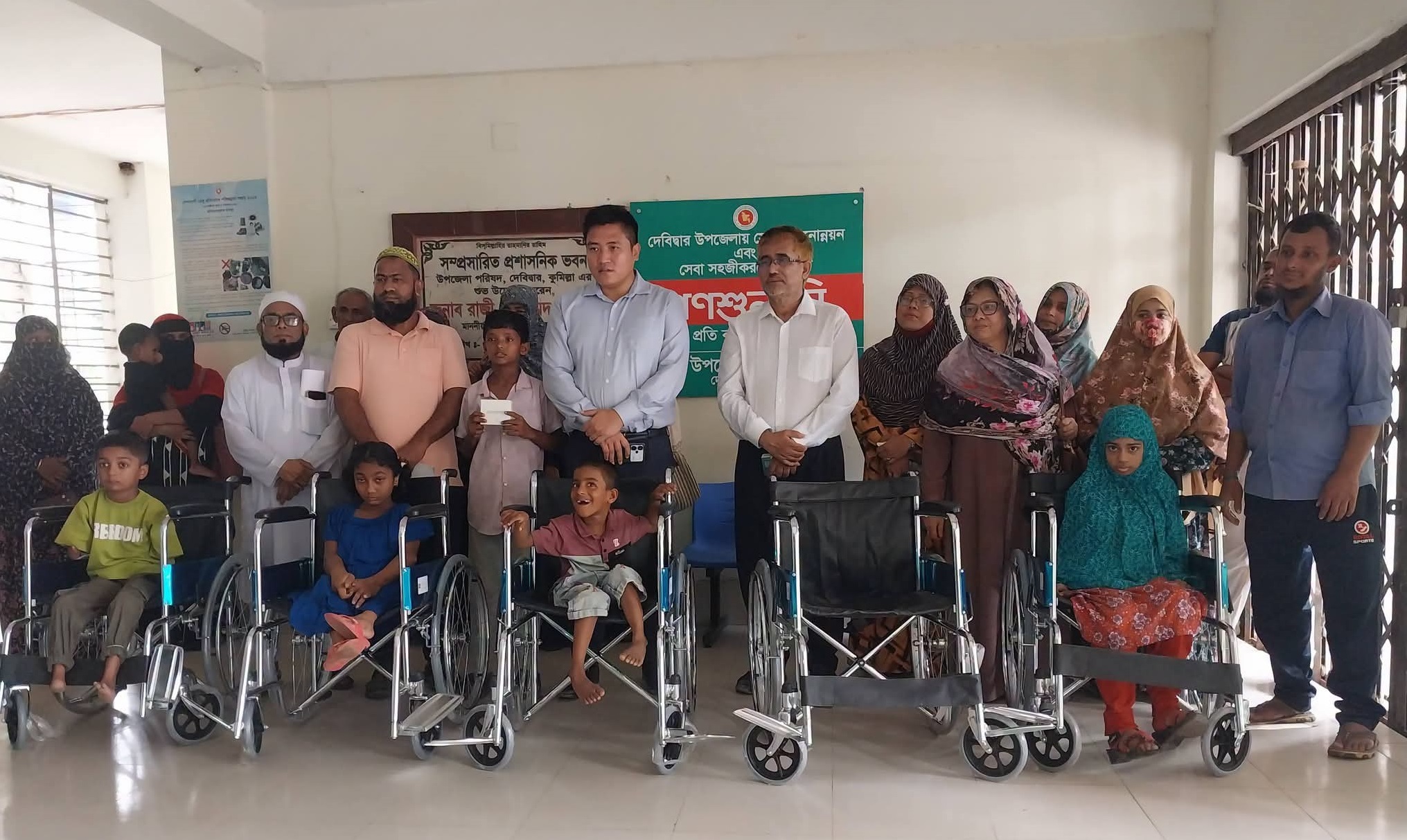 দেবিদ্বারে সাত প্রতিবন্ধী ব্যক্তির মাঝে হুইলচেয়ার বিতরণ