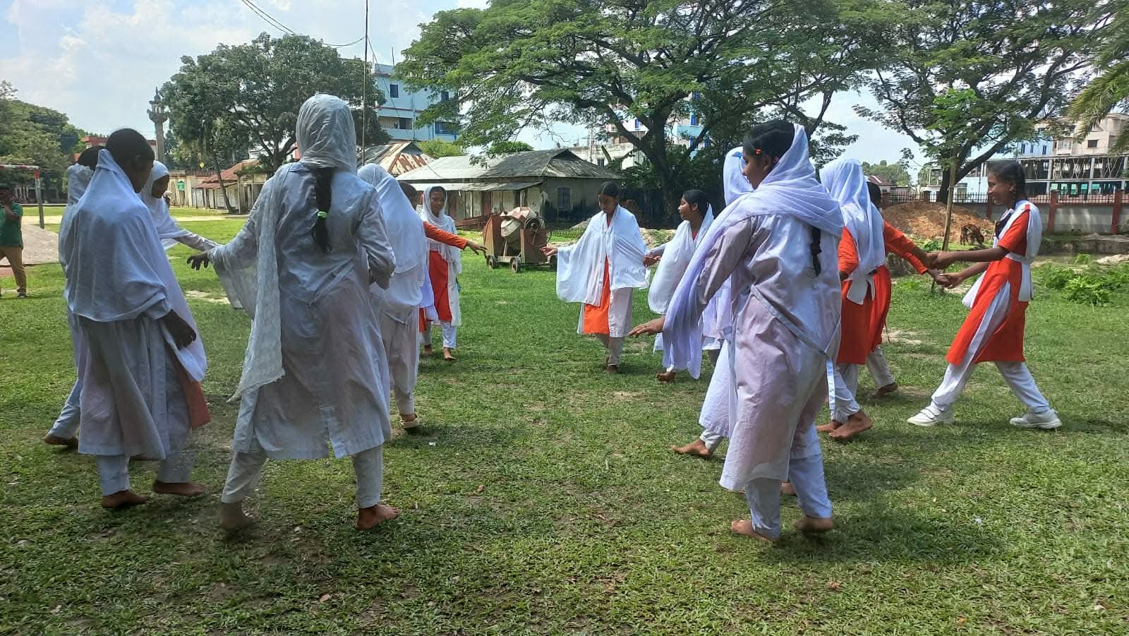 ত্রিশালের পাঁচ স্কুলে নাটকের মাধ্যমে পাঠদান জাককানইবির শিক্ষার্থীদের‎