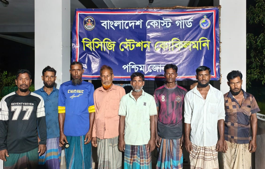 গভীর সমুদ্রে ইঞ্জিন বিকল, ৮ জেলেসহ ফিশিং বোট উদ্ধার