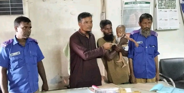 অসুস্থ শিশুর চিকিৎসায় আর্থিক সহায়তা দিলেন সাহাগোলা ইউপি চেয়ারম্যান