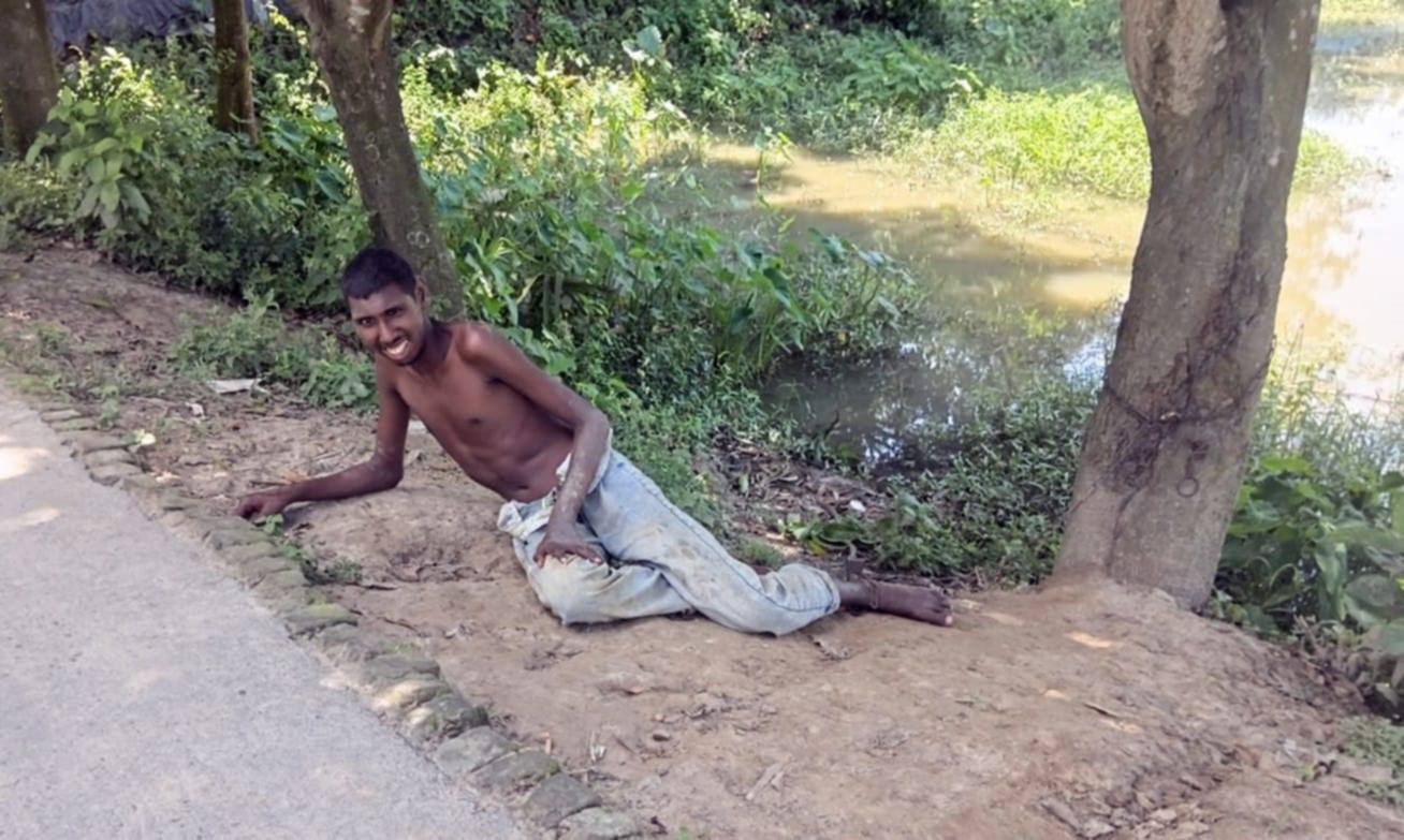 আত্রাইয়ে একযুগ ধরে গাছের সাথে শিকলে বাঁধা বকুলের জীবন