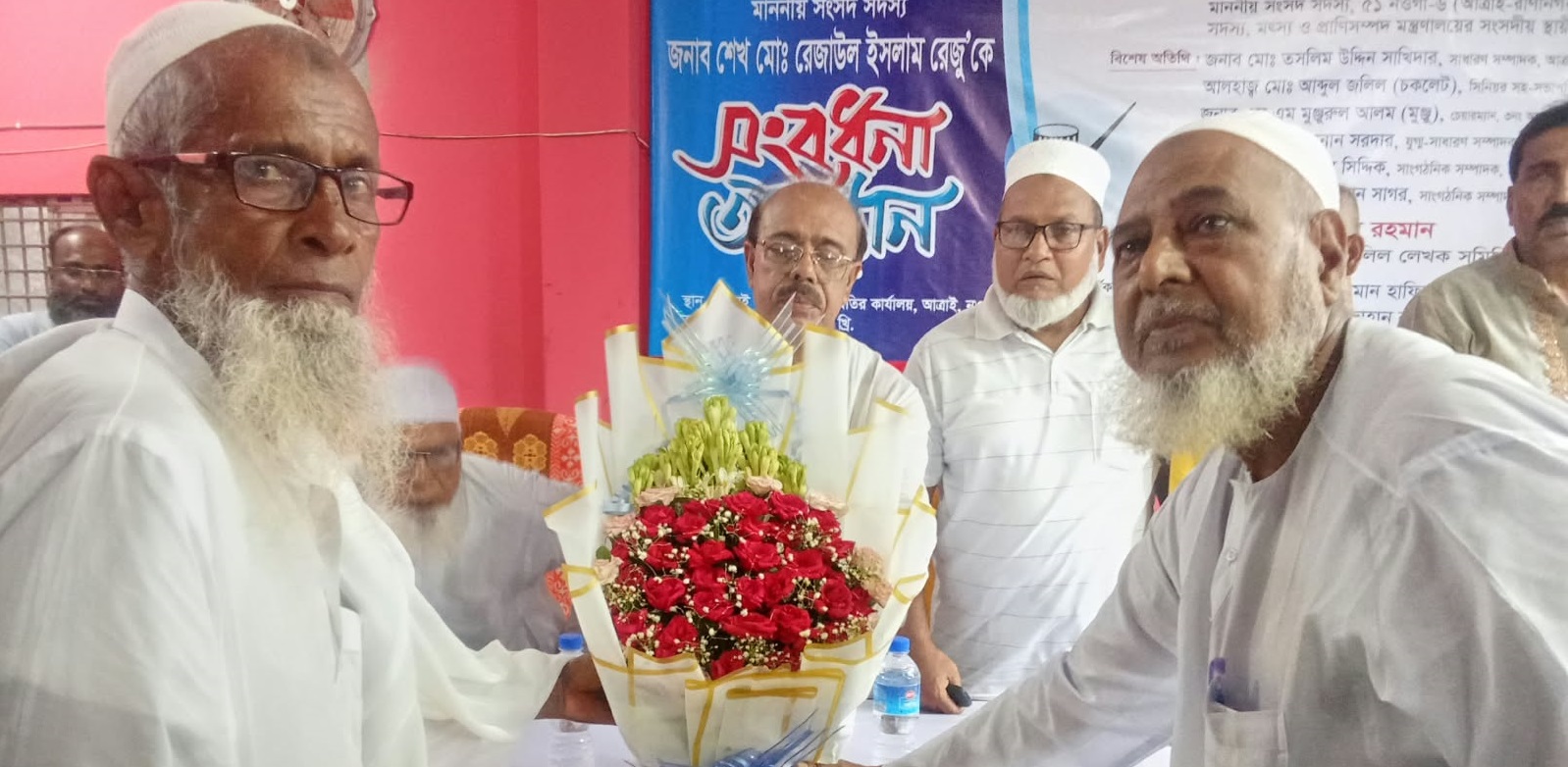 আত্রাইয়ে রেজাউল ইসলাম রেজু এমপিকে দলিল লেখক সমিতির সংবর্ধনা