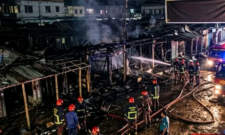পিরোজপুর শহরে অগ্নিকাণ্ডে ছয়টি দোকান পুড়ে ভস্মীভূত : ৪০ লক্ষ টাকার ক্ষয়ক্ষতির আশঙ্কা