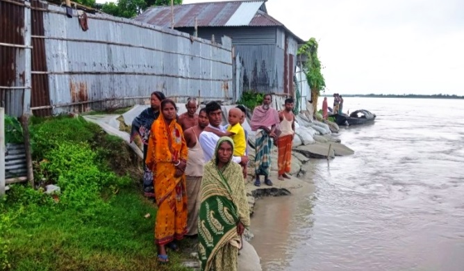 হামার বাড়ি তিস্তা নিয়া যাচ্ছে, হামাক বাঁচান’-উলিপুরে ভাঙনে আতঙ্কে ৫ পরিবার