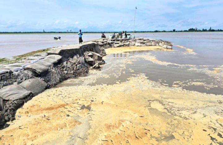 তিস্তার নদীর তাণ্ডবে নদীগর্ভে ৪০ মিটার ক্রসবাঁধ, আতঙ্কে ২০ হাজার মানুষ