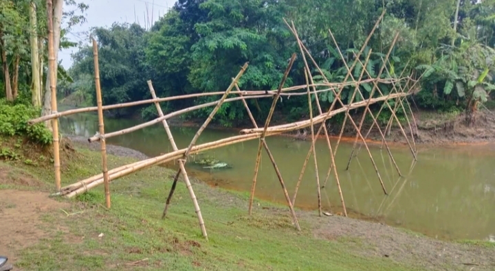 স্বাধীনতার ৫৫ বছরেও হয়নি সেতু, সাঁকোয় ঝুঁকিপূর্ণ পারাপার পাথরডুবির মানুষের