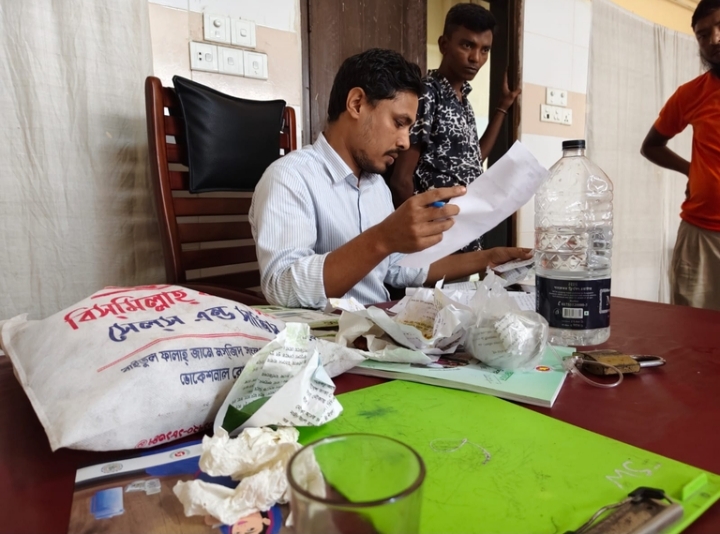 জরুরি বিভাগে চিকিৎসকের টেবিলে ময়লার স্তূপ
