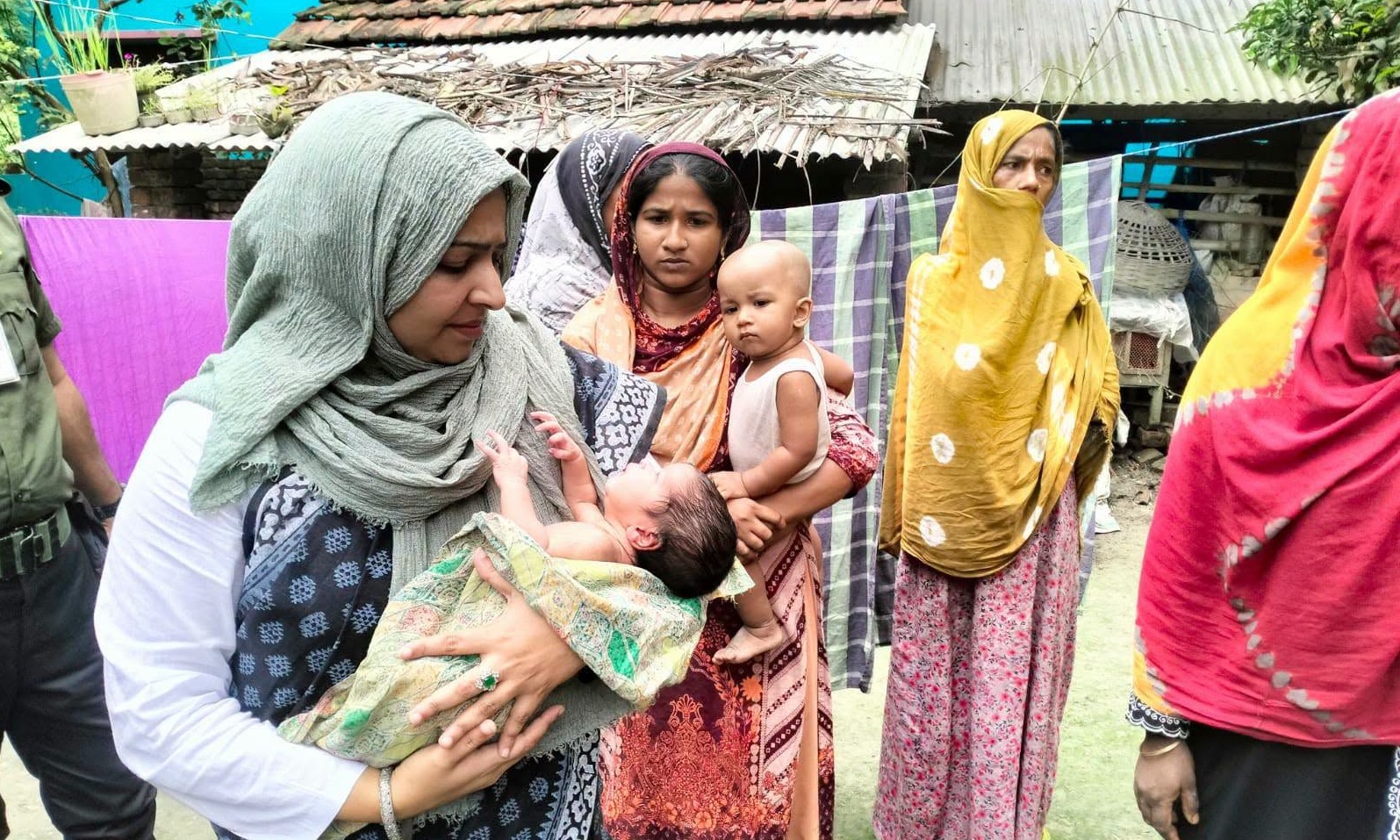 ‘মা’ হারানো নবজাতকের পাশে মানবিক ইউএনও রেজওয়ানা নাহিদ