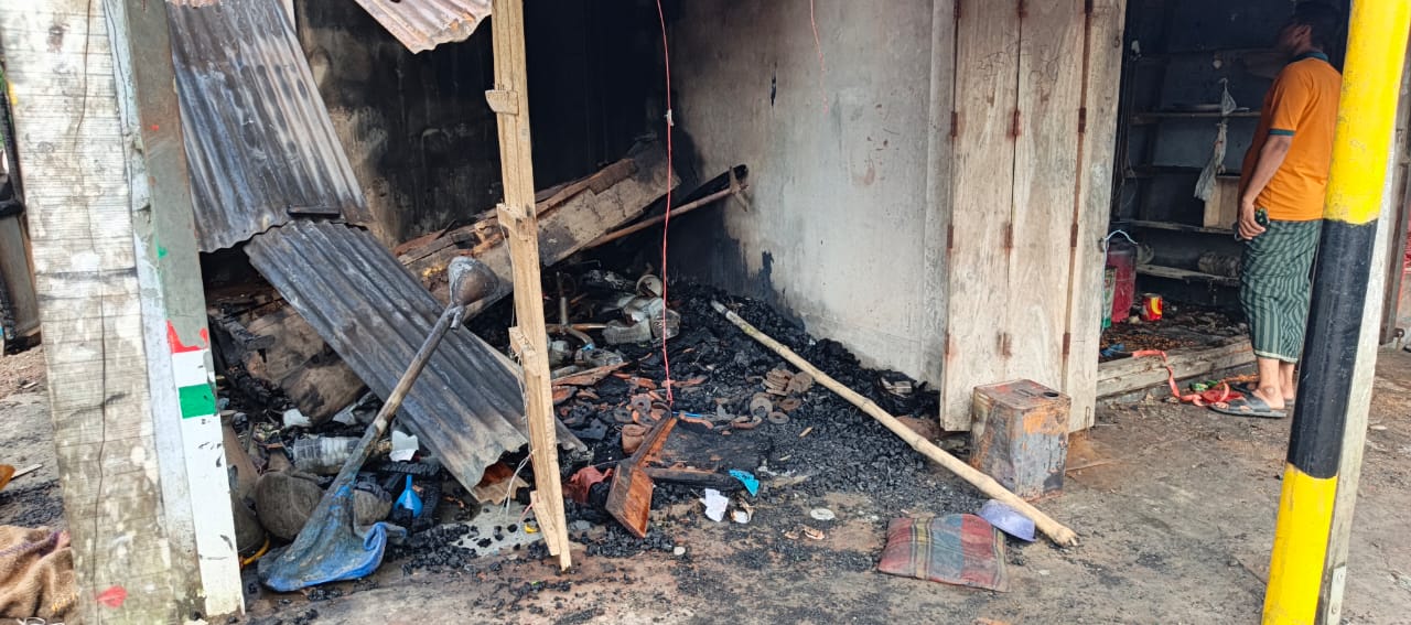 পাতাবুনিয়ায় আগুনে পুড়ল দুই দোকান, বিদ্যুৎ বিভাগে গাফিলতির অভিযোগ
