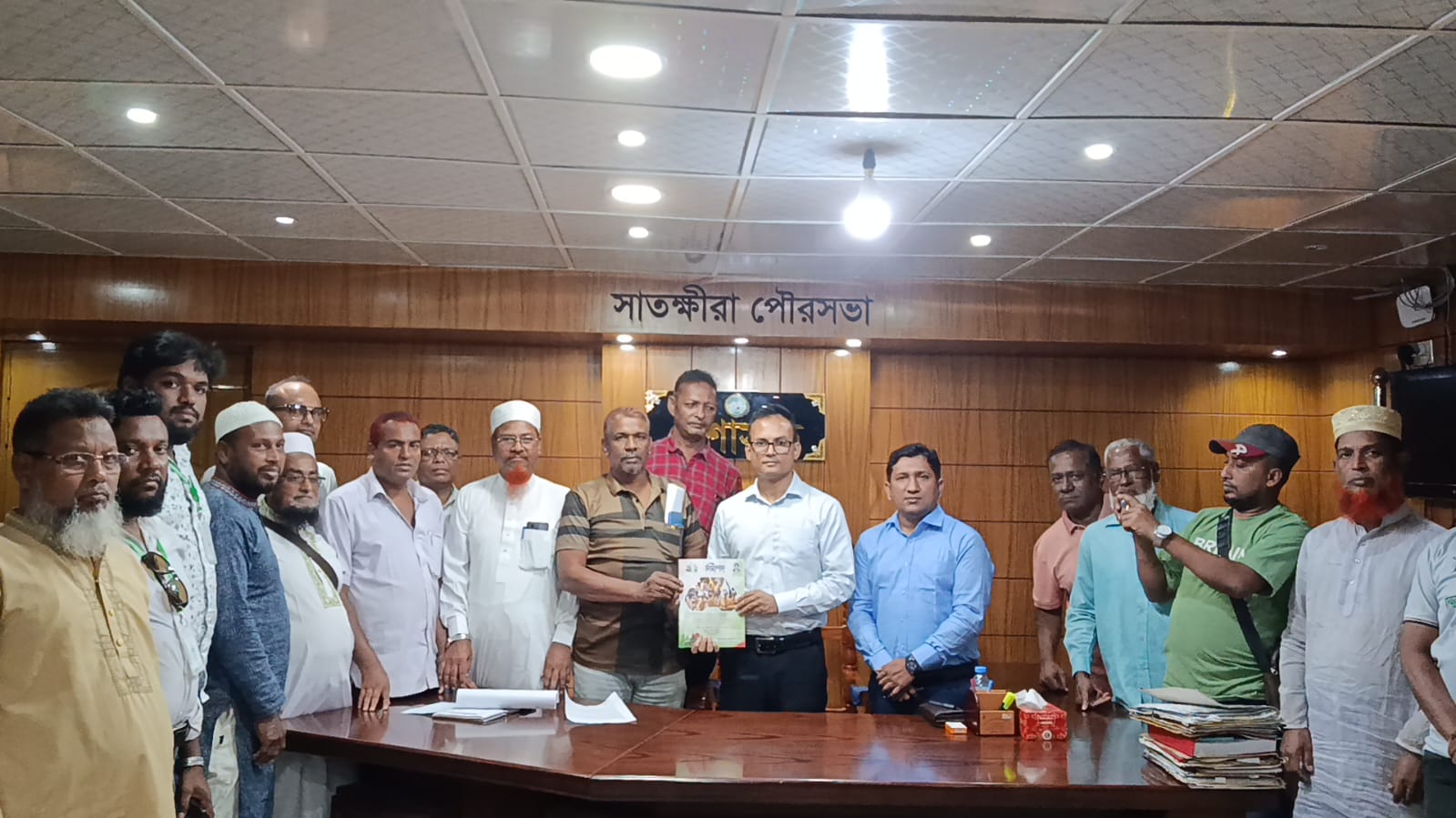 সাতক্ষীরা পৌর এলাকার ফুটপথ ও সড়কের পাশে অবৈধ স্থাপনা উচ্ছেদ এবং পথচারীদের নিরাপদ সড়ক নিশ্চিতের দাবীতে স্মারকলিপি