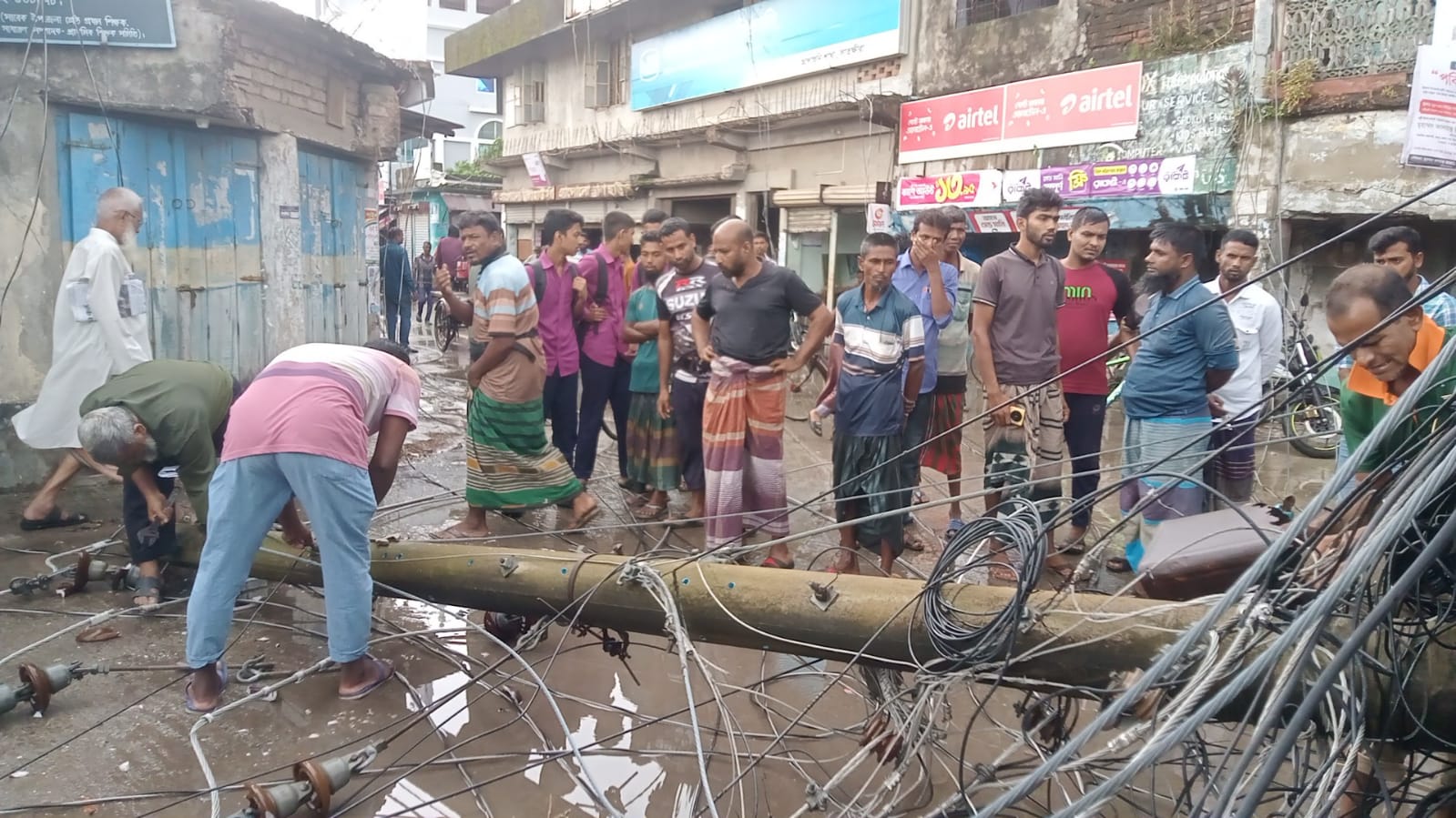 সাতক্ষীরার আশাশুনি বাজারে পল্লী বিদ্যুতের খাম্বা ভেঙে ইজিবাইক ও হোটেল ক্ষতিগ্রস্ত