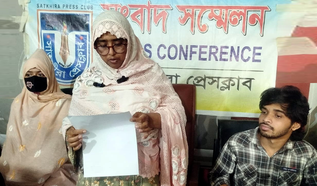 সাতক্ষীরায় চাঁদা না পেয়ে নির্মাণাধীন বাড়ি ভাংচুর ও মারপিট:গ্রেফতারের দাবিতে সংবাদ সম্মেলন