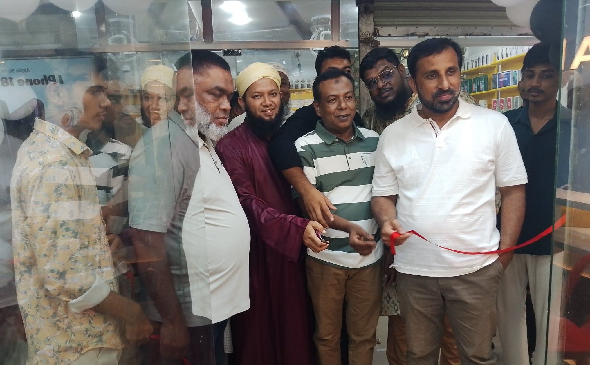 সাতক্ষীরায় আনুষ্ঠানিকভাবে যাত্রা শুরু করলো ‘এ্যাপেল ষ্টোর’