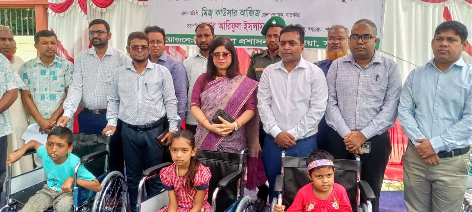 কলারোয়ায় অসহায় ও প্রতিবন্ধীদের মাঝে ভ্যান ও হুইলচেয়ার বিতরণ