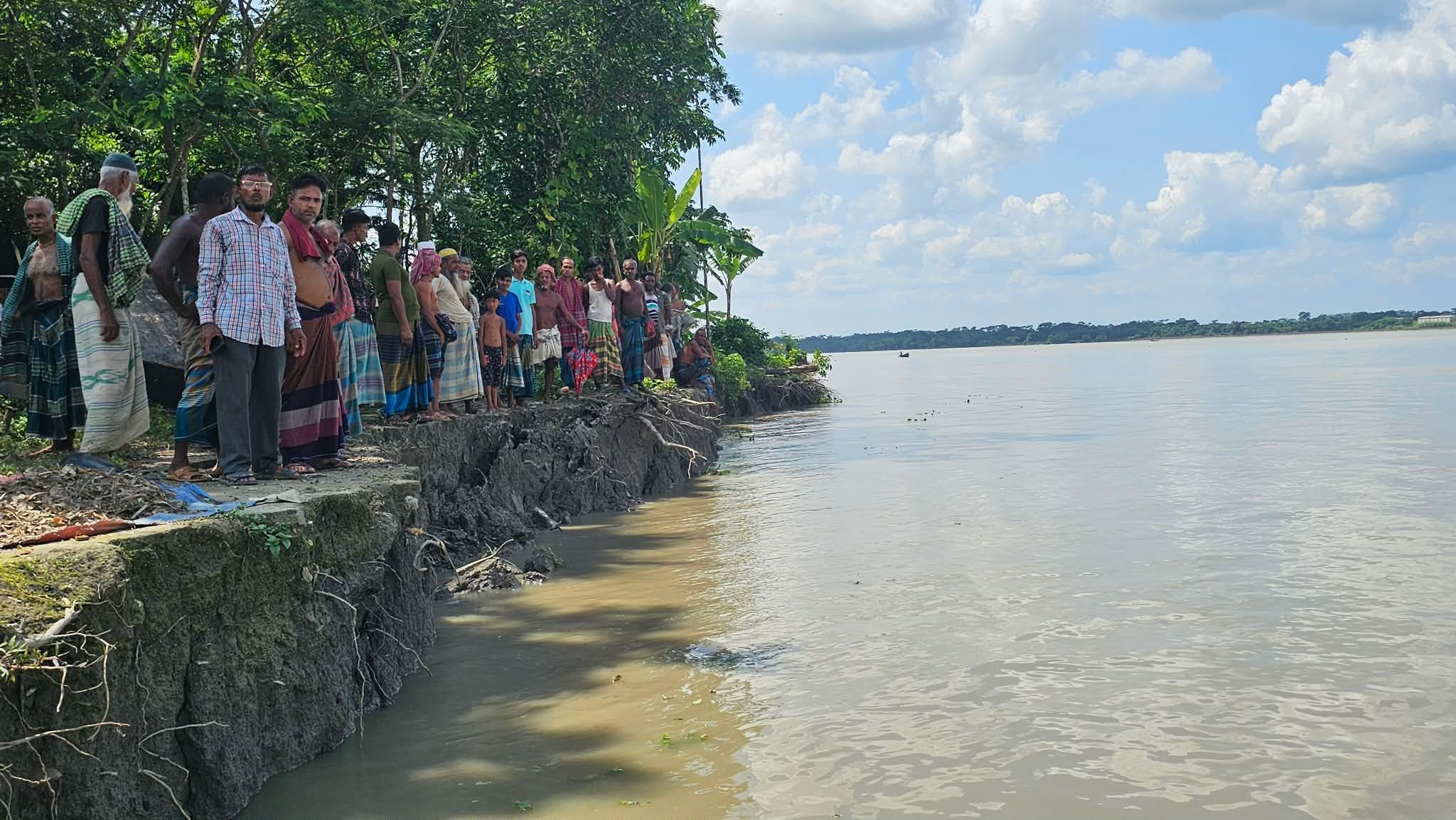 পায়রার ভাঙনে নিঃস্ব আলগীর মানুষ, শেষকৃত্যের জায়গাটুকুও হারানোর শঙ্কা