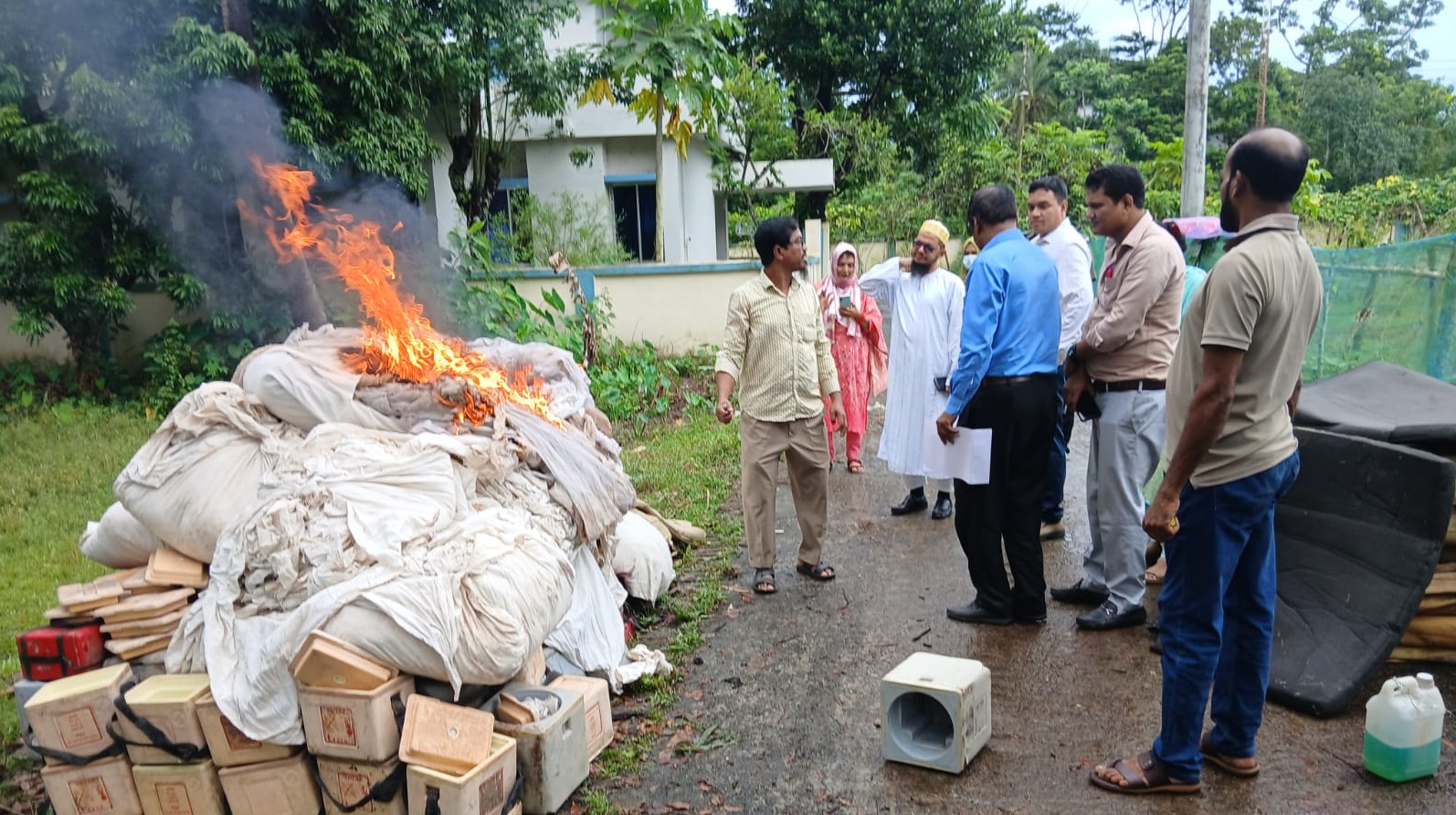 দুমকি স্বাস্থ্য কমপ্লেক্সে পুরোনো সামগ্রী ধ্বংস
