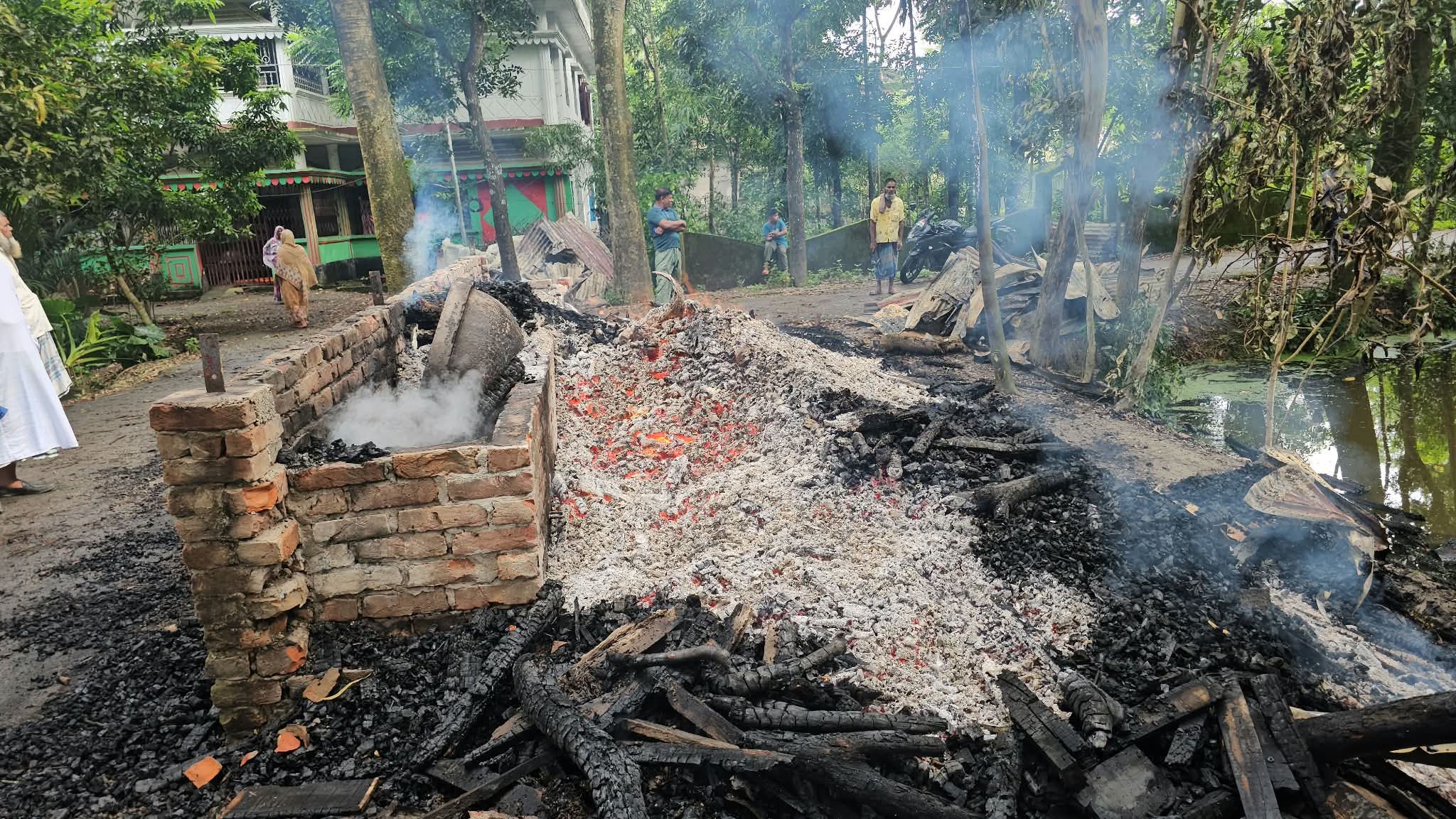 দুমকিতে সাবেক চেয়ারম্যানের গোয়ালঘরে আগুন, পরিবারের দাবি ‘রাজনৈতিক প্রতিহিংসা’