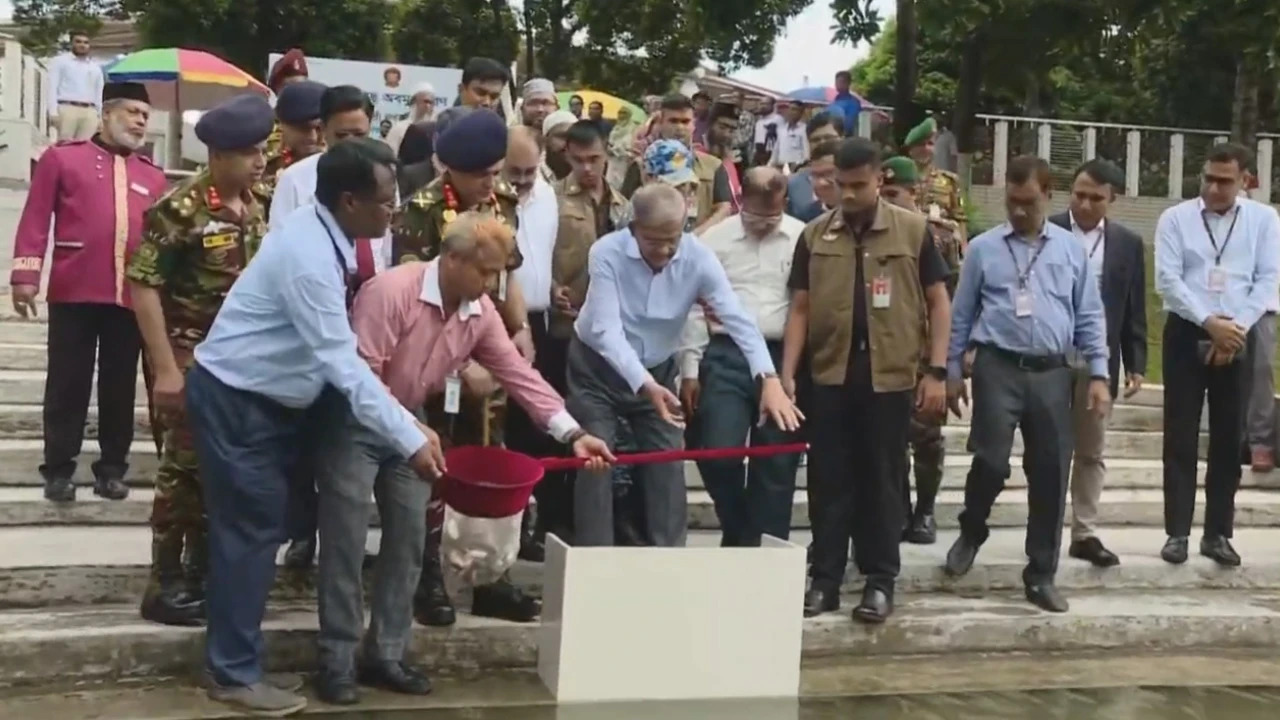 বঙ্গভবনের সিংহ পুকুরে মাছের পোনা অবমুক্ত করলেন রাষ্ট্রপতি