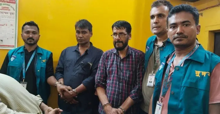 ২ লাখ টাকা ঘুস নেওয়ার সময় দুদকের হাতে আটক সাব-রেজিস্ট্রার