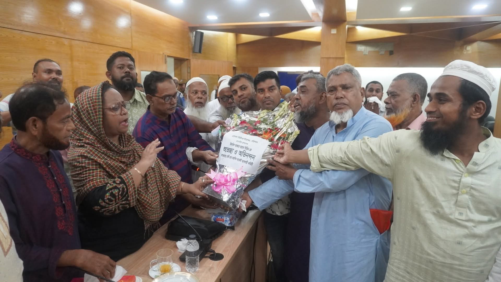 হকার্স মার্কেটের সমস্যা সমাধানে ব্যবসায়ীদের পাশে বরিশাল বিসিসি প্রশাসক”