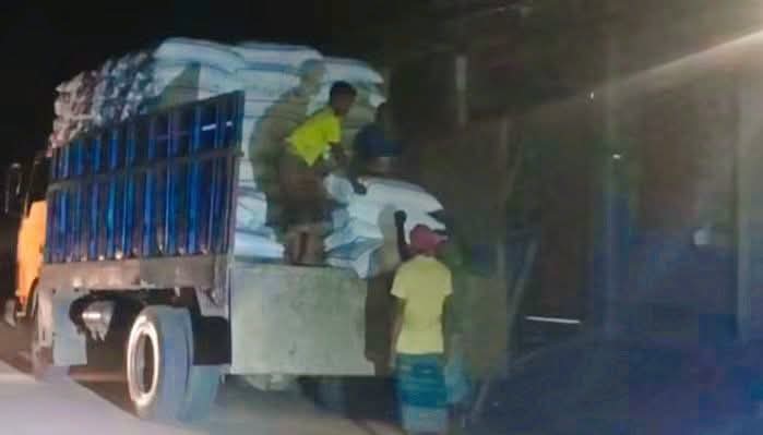 কামারজানিতে ৪০০ বস্তা অবৈধ সার উদ্ধার, কৃষি কর্মকর্তা-সাংবাদিকদের ওপর হামলার অভিযোগ