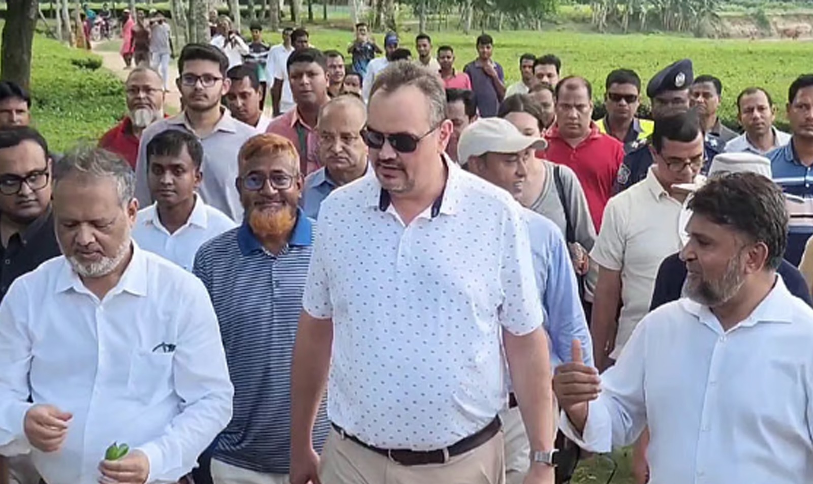 চা বাগান থেকে সূর্যপূরী আমগাছ—ঠাকুরগাঁও সফরে মুগ্ধ মার্কিন রাষ্ট্রদূত