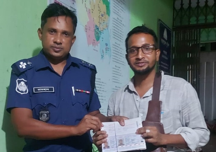 বীরগঞ্জ থানা পুলিশের সহায়তায় সৌদি প্রবাসী ফিরে পেল হারিয়ে যাওয়া ব্যাগসহ পাসপোর্ট